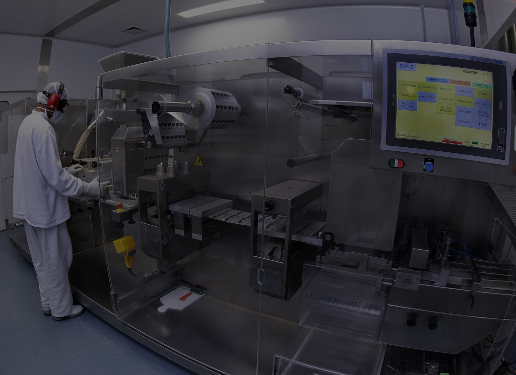 Foto de técnico operando máquina em fábrica do Laboratório Farmacêutico do Estado de Pernambuco Governador Miguel Arraes (Lafepe)
